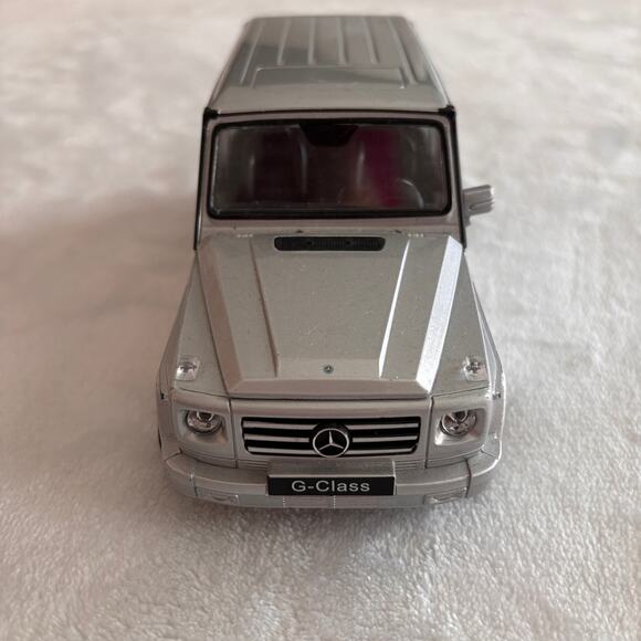 Welly 2016 Mercedes G-Wagen 1/24 Diecast Silver G-Class Wagon SUV *Part Missing* - Picture 3 of 11
